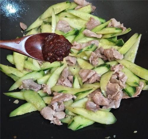 娱乐吃瓜酱夏天情侣,娱乐吃瓜酱带你揭秘夏天情侣的浪漫瞬间
