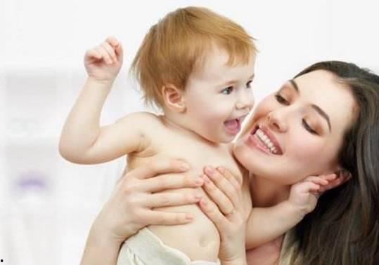 娱乐吃瓜君小孩吐奶,温馨家庭瞬间变焦点